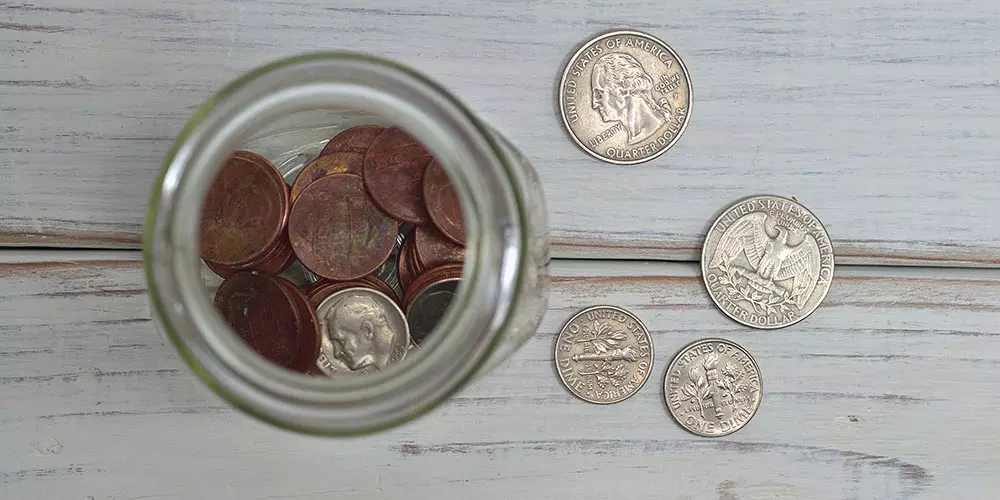 Trinkgeldglas mit Dollar Muenzen