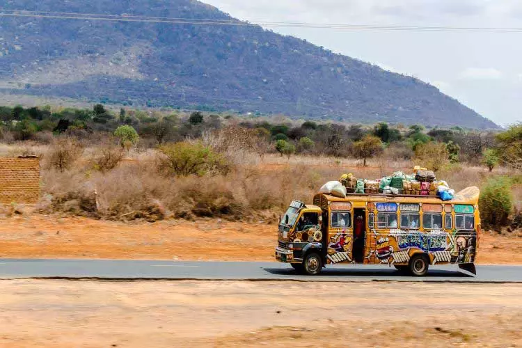 Kenia Fahrzeug in Landschaft
