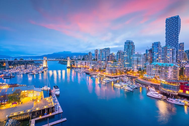 Schöne Sicht auf die Skyline von Vancouver im Stadtzentrum, British Columbia, Kanada bei Sonnenuntergang