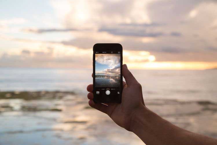 Handy fotografiert Sonnenuntergang