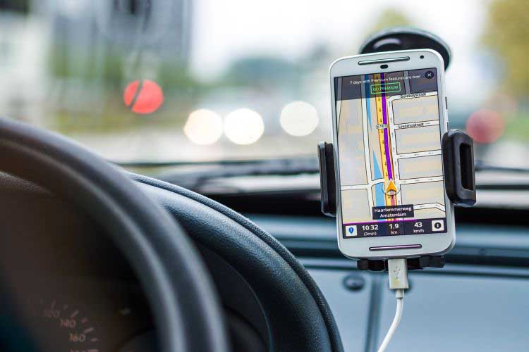 Navigation im Auto mit Handy