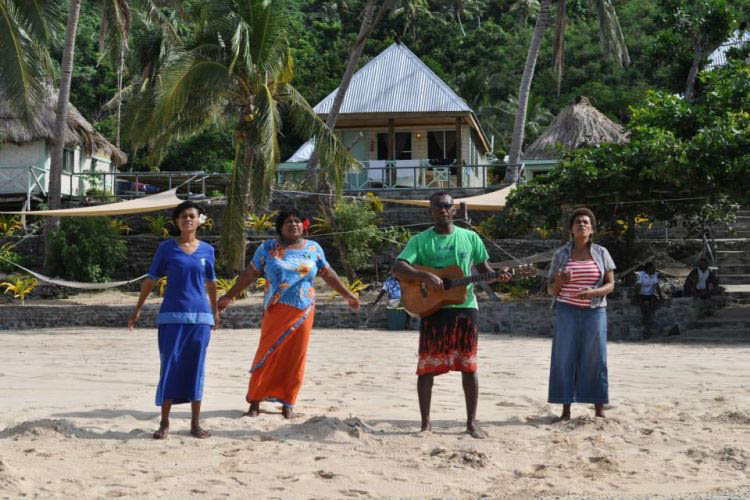 Einwohner am Strand Fijis