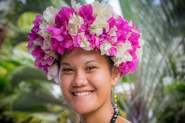 Franz Polynesien Einheimische mit Blumenkopfschmuck
