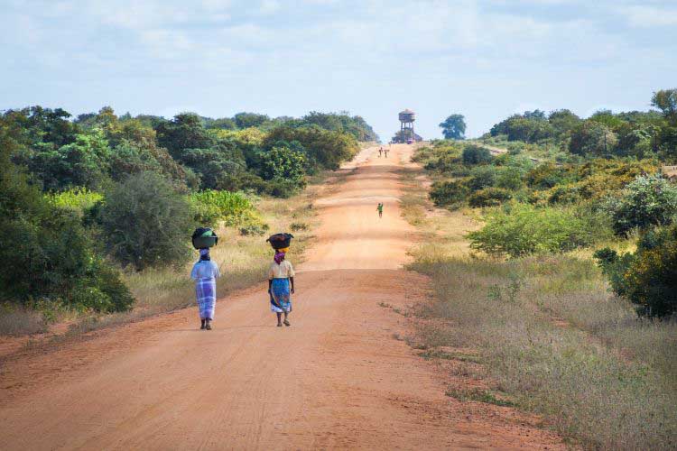 Mosambik Einheimische Frauen laufen auf Strasse